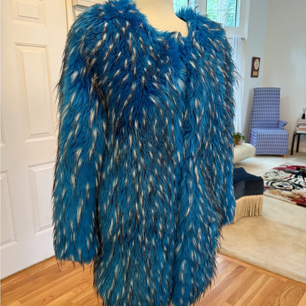 A faux fur coat, that’s both “Hot and Cool!” - Picture 2 of 11